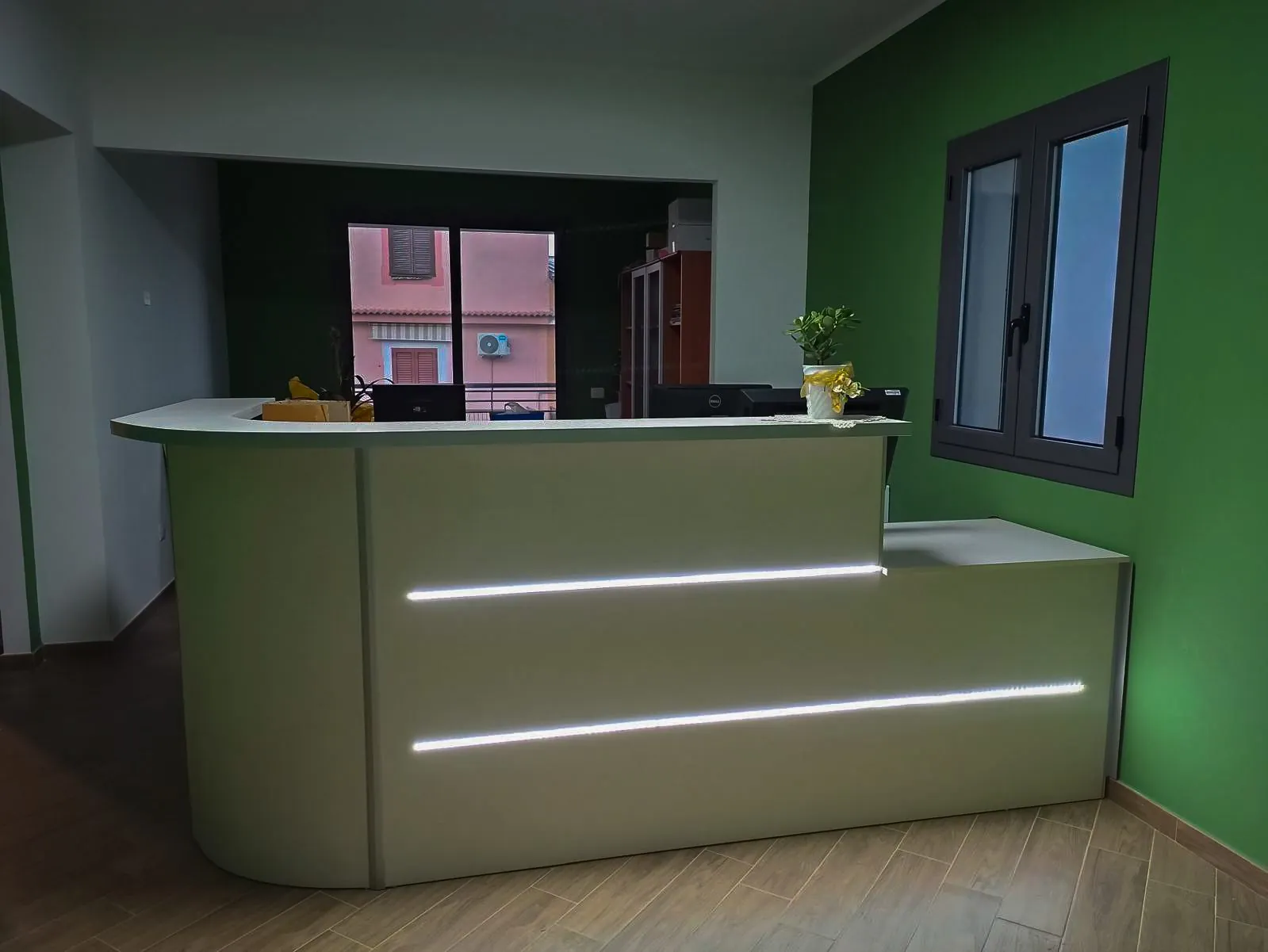 Bancone Reception su Misura con Illuminazione LED